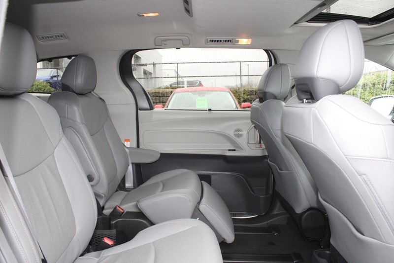 Toyota Sienna Vehicle Image 11