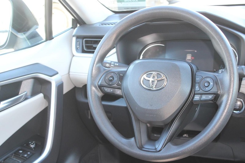 Toyota RAV4 Vehicle Image 12