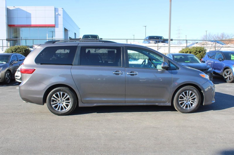 Toyota Sienna Vehicle Image 02