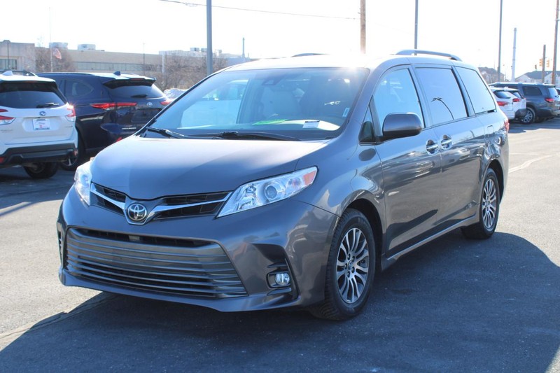 Toyota Sienna Vehicle Image 09