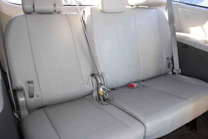 Toyota Sienna Vehicle Image 12