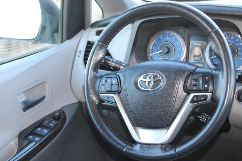 Toyota Sienna Vehicle Image 15