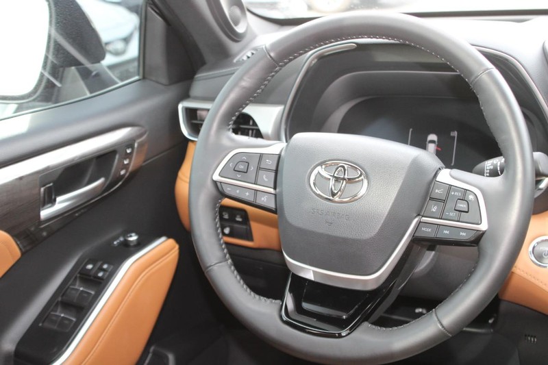 Toyota Highlander Hybrid Vehicle Image 15