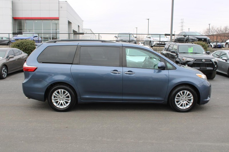 Toyota Sienna Vehicle Image 02