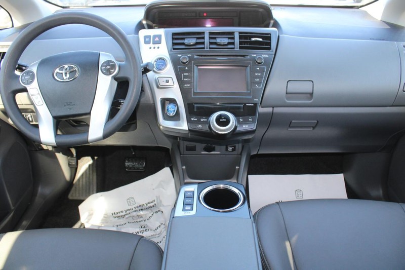 Toyota Prius V Vehicle Image 11