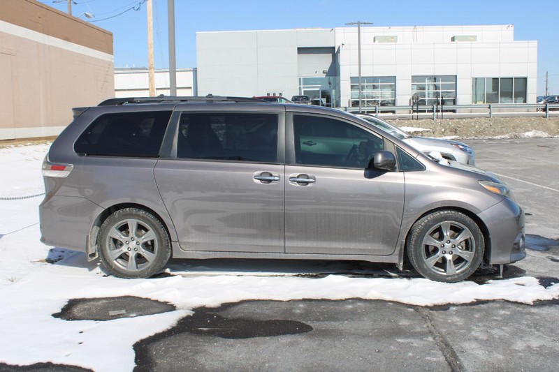 Toyota Sienna Vehicle Image 02