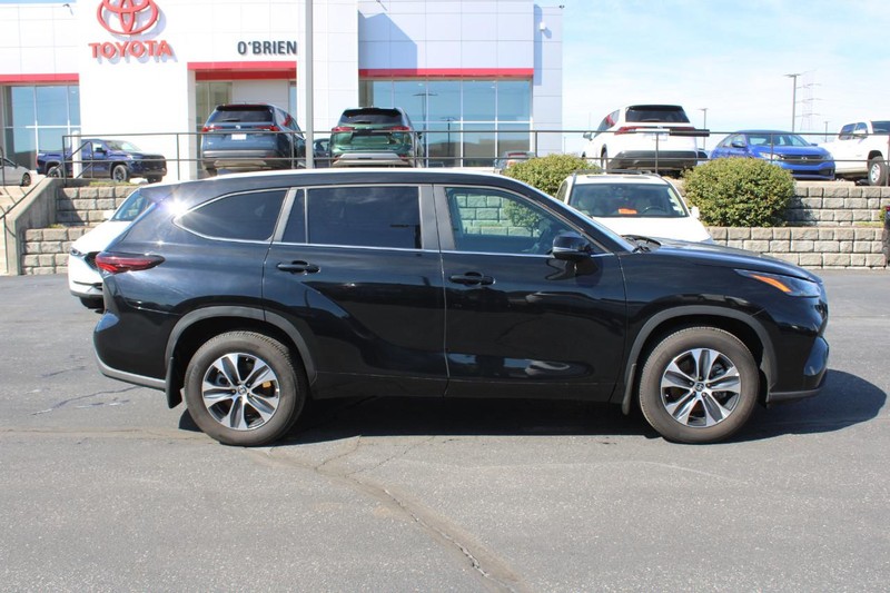 Toyota Highlander Vehicle Image 02