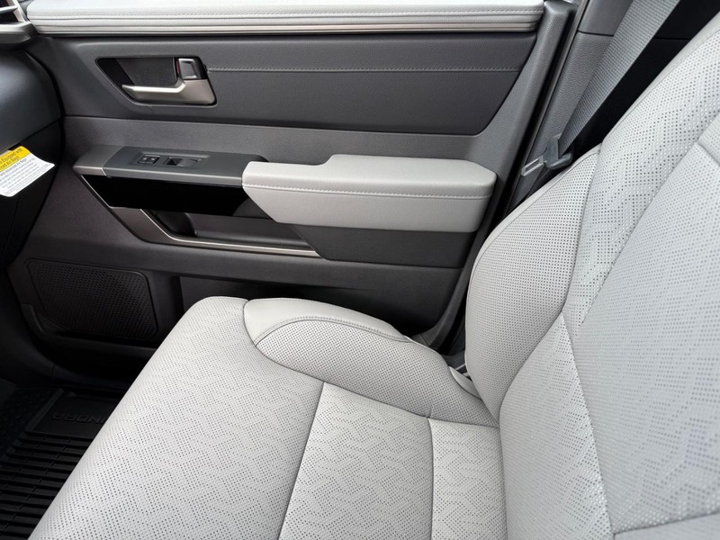 Toyota Tundra 4WD Vehicle Image 16