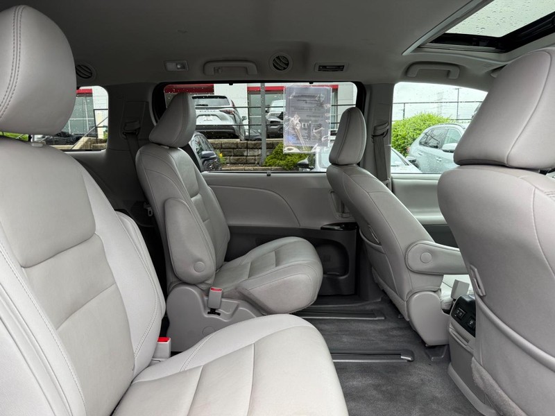 Toyota Sienna Vehicle Image 11