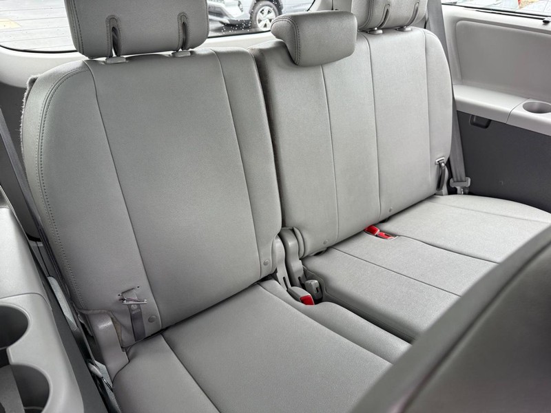Toyota Sienna Vehicle Image 12