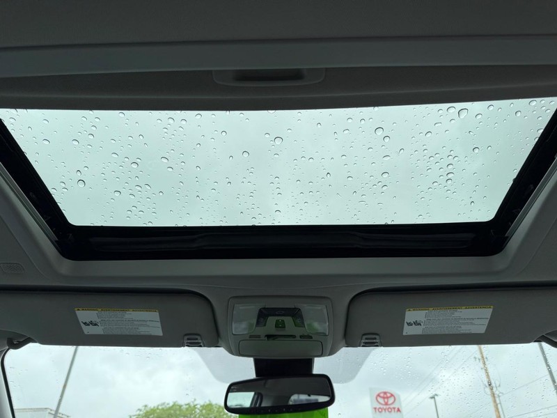 Toyota Sienna Vehicle Image 13