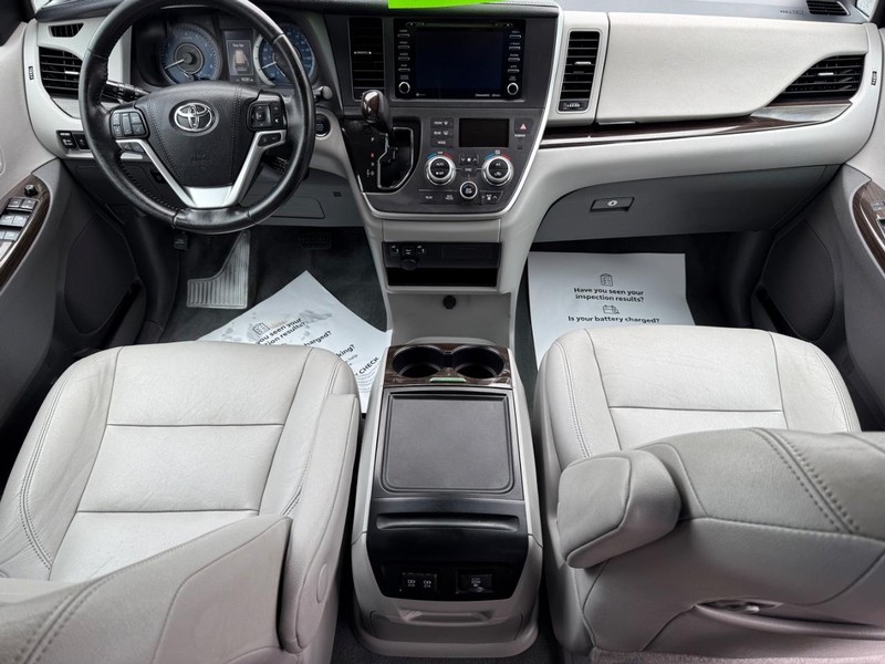 Toyota Sienna Vehicle Image 14