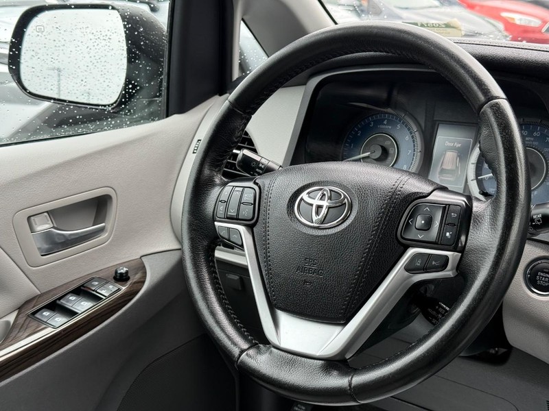 Toyota Sienna Vehicle Image 15