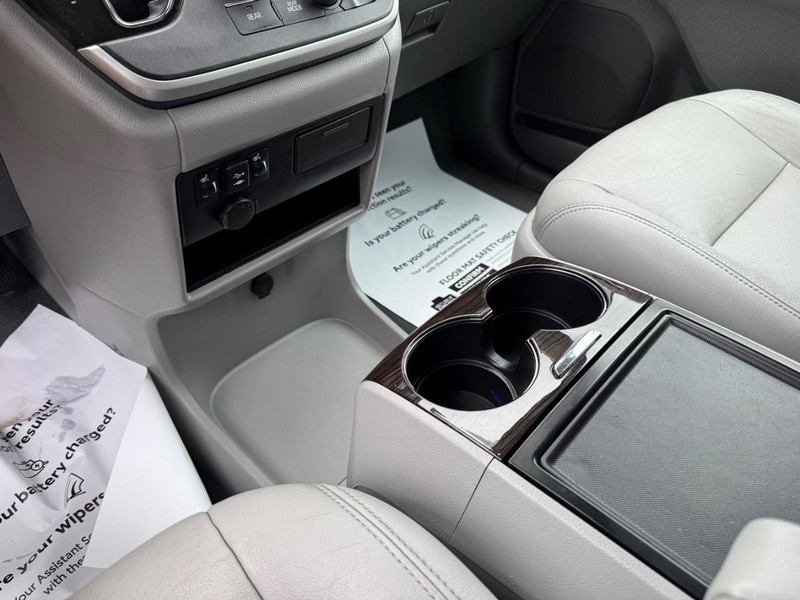 Toyota Sienna Vehicle Image 23
