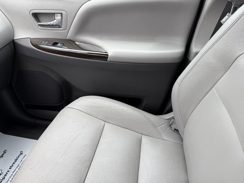 Toyota Sienna Vehicle Image 24
