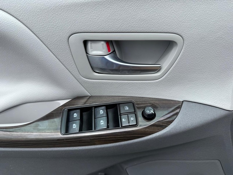 Toyota Sienna Vehicle Image 27