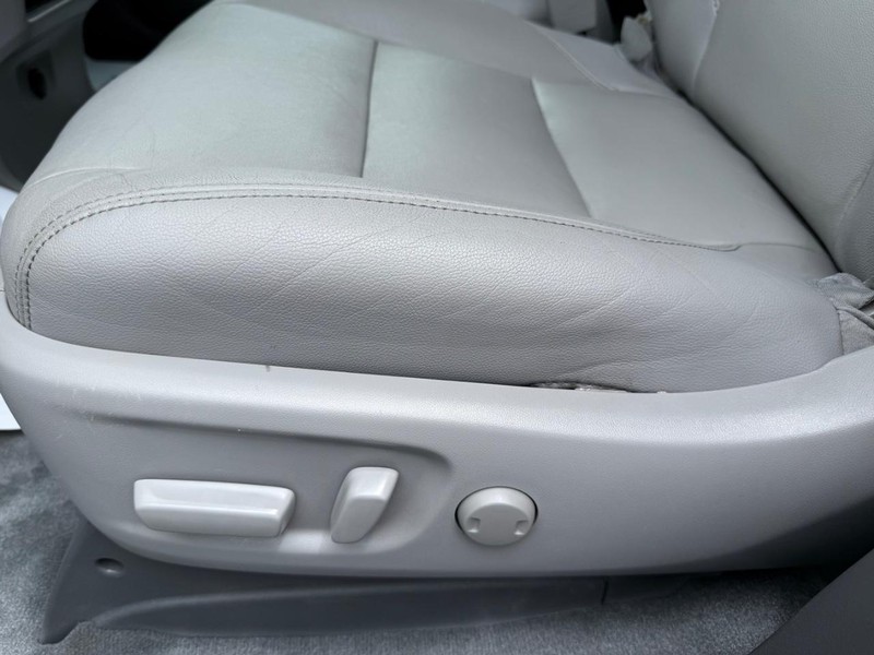 Toyota Sienna Vehicle Image 28