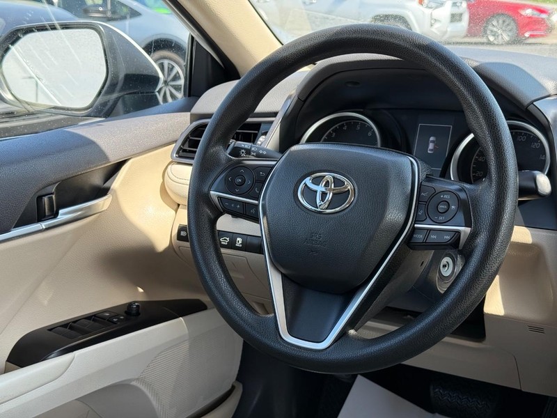 Toyota Camry Vehicle Image 12