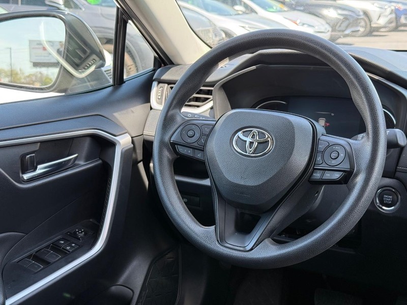Toyota RAV4 Vehicle Image 12