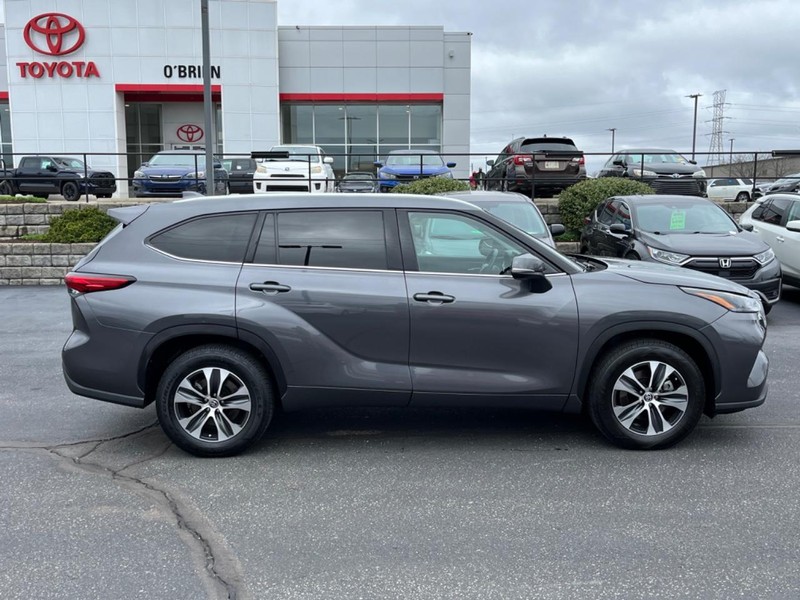 Toyota Highlander Vehicle Image 02