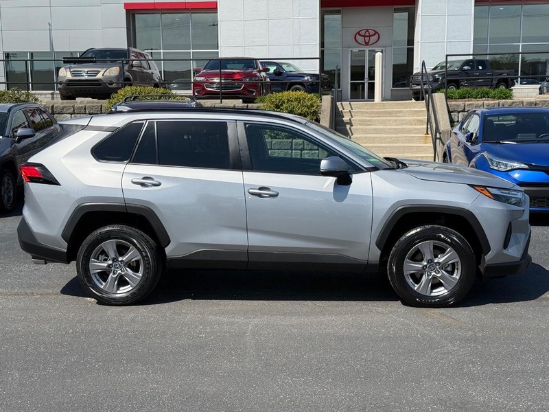 Toyota RAV4 Vehicle Image 02
