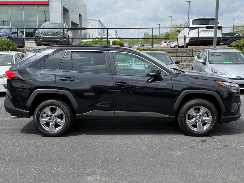 Toyota RAV4 Vehicle Image 02