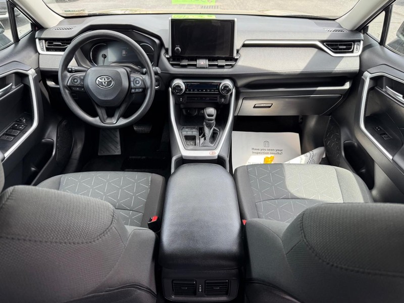 Toyota RAV4 Vehicle Image 11