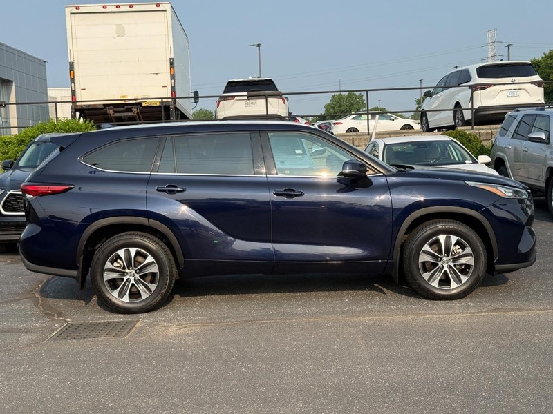 Toyota Highlander Vehicle Image 02