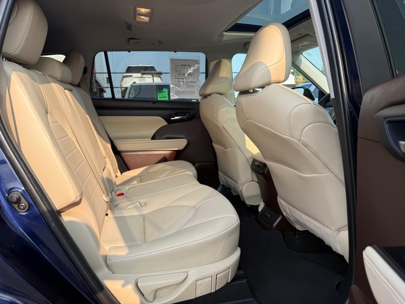 Toyota Highlander Vehicle Image 11