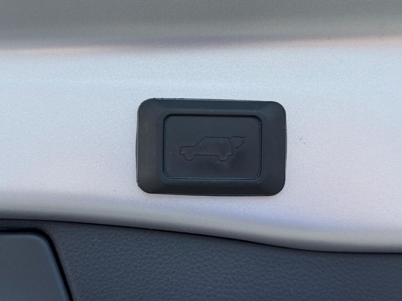 Toyota RAV4 Hybrid Vehicle Image 08