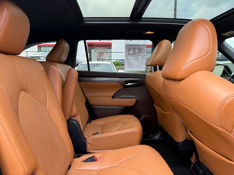 Toyota Highlander Vehicle Image 11