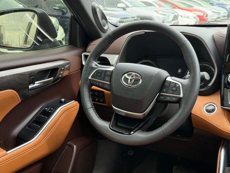 Toyota Highlander Vehicle Image 15