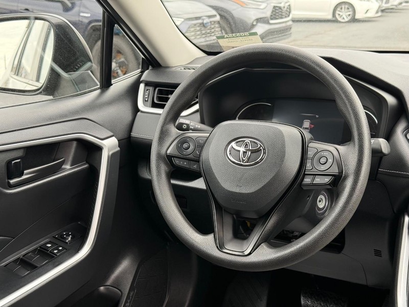 Toyota RAV4 Vehicle Image 12