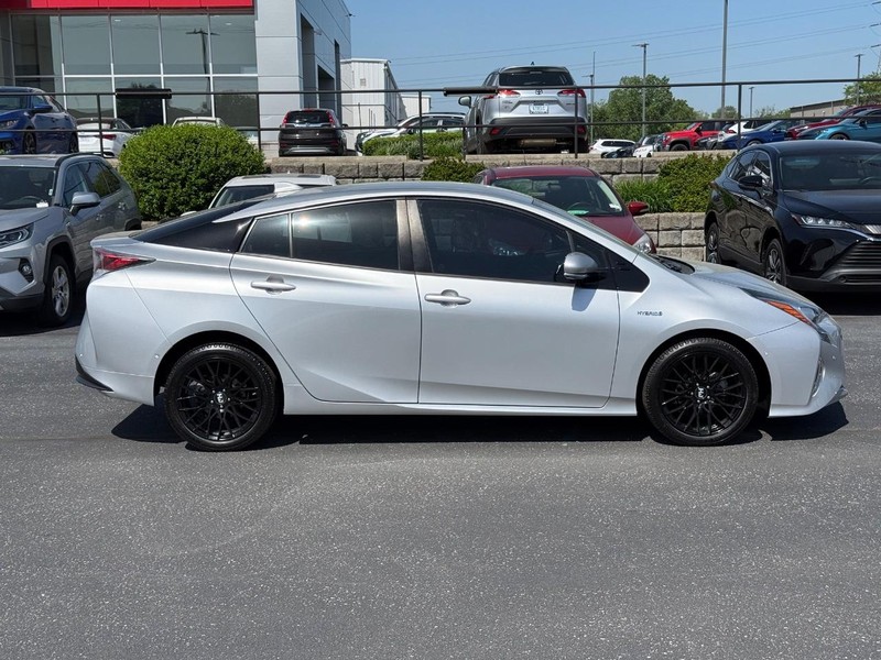 Toyota Prius Vehicle Image 02