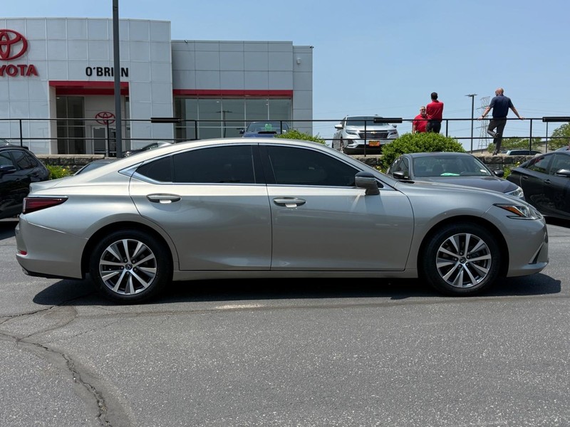 Lexus ES Vehicle Image 02