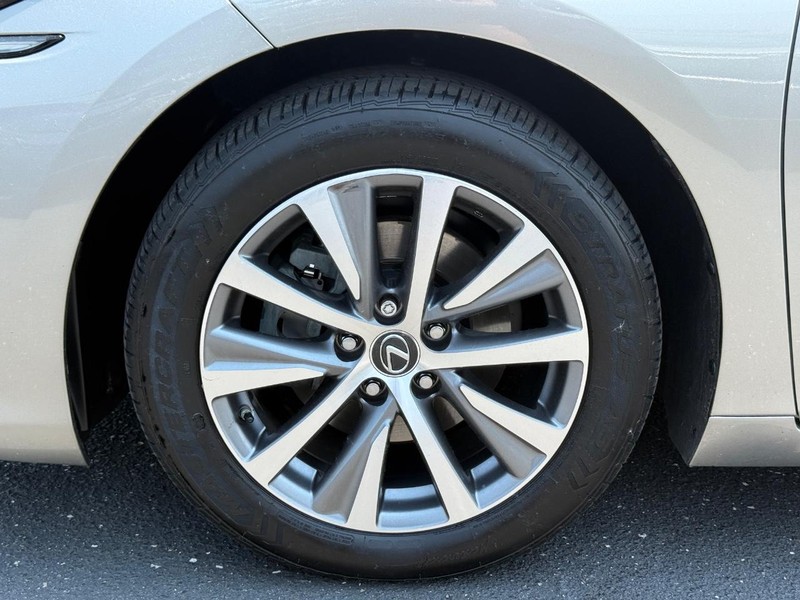 Lexus ES Vehicle Image 07