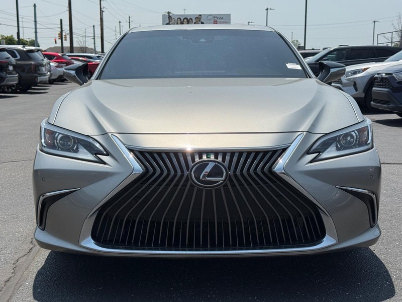 Lexus ES Vehicle Image 09