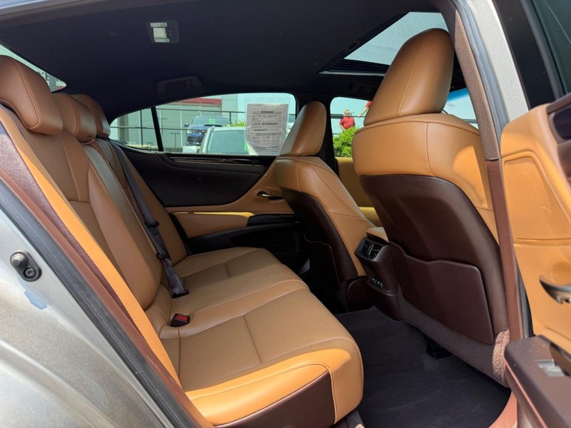 Lexus ES Vehicle Image 10