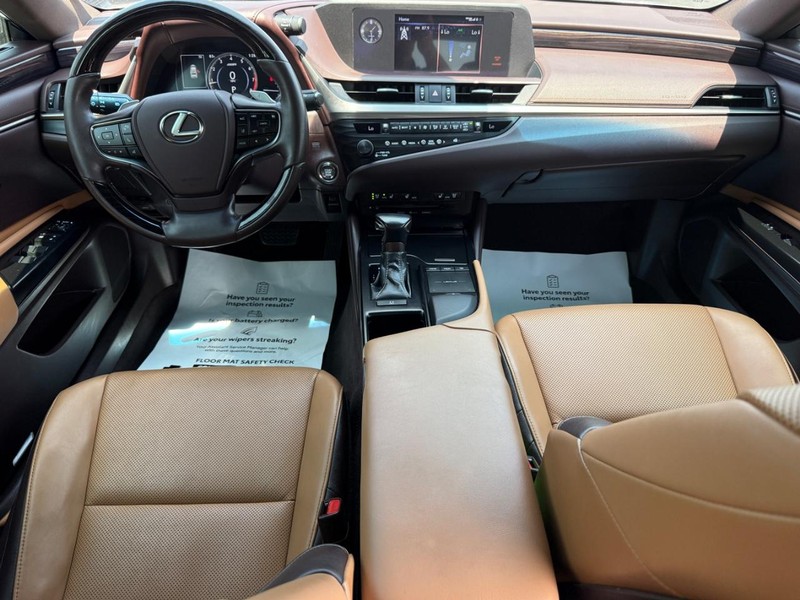 Lexus ES Vehicle Image 12