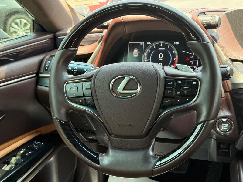 Lexus ES Vehicle Image 13