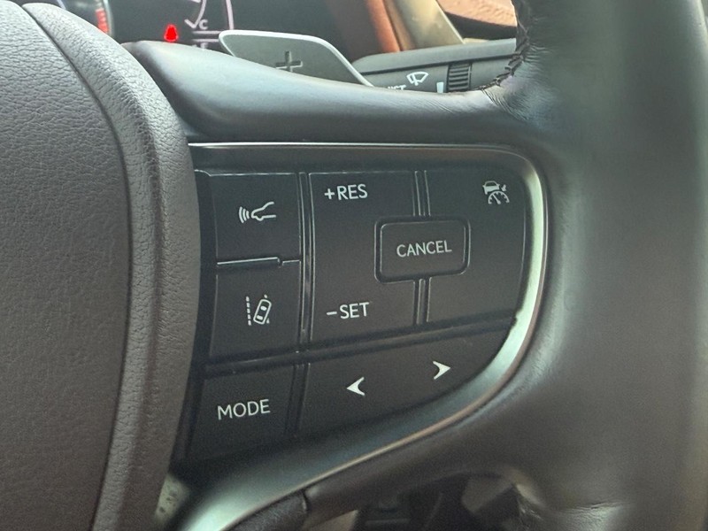 Lexus ES Vehicle Image 15