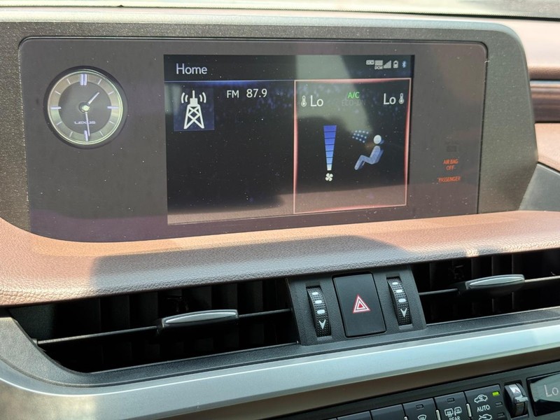Lexus ES Vehicle Image 17