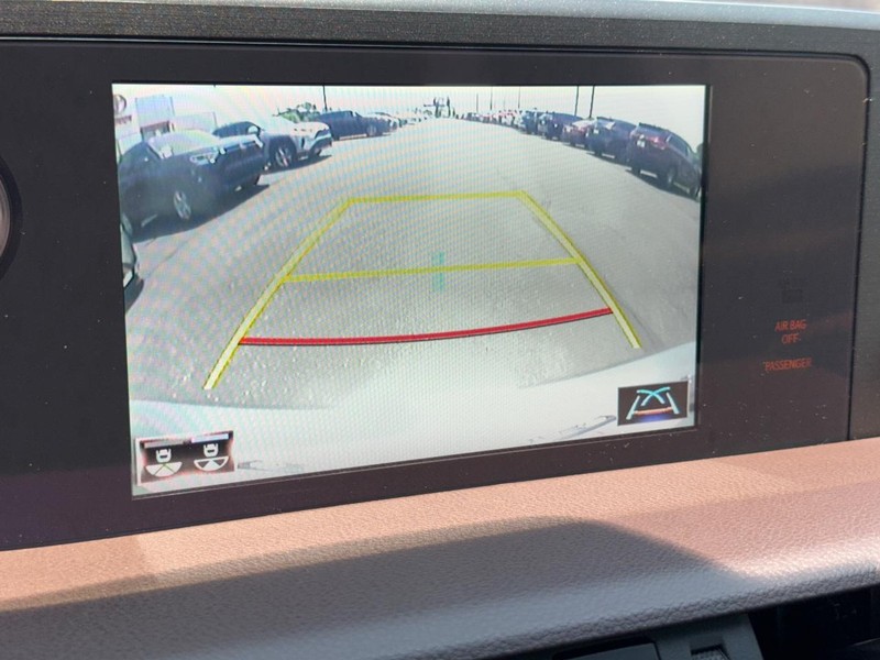 Lexus ES Vehicle Image 18