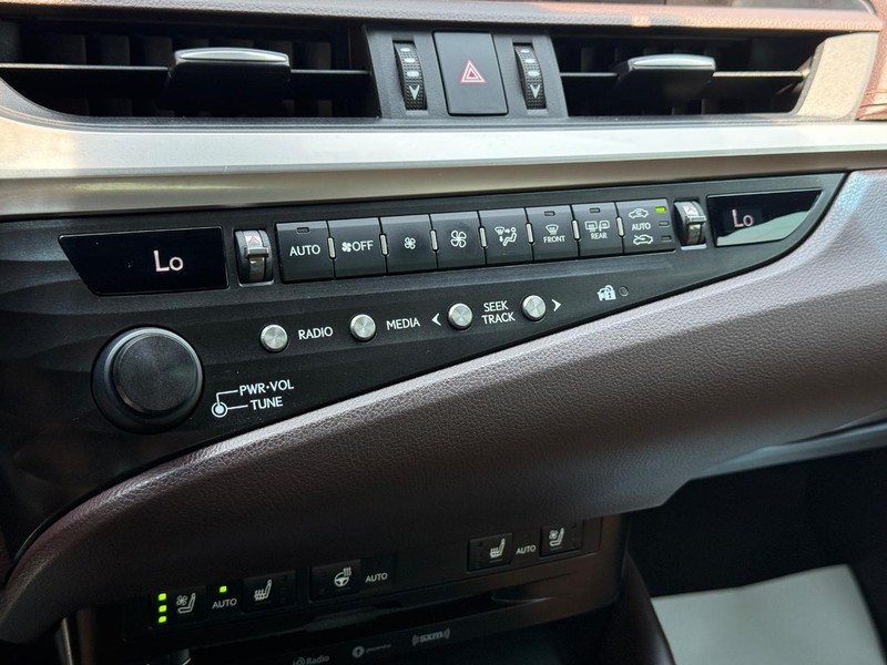 Lexus ES Vehicle Image 19