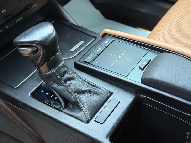 Lexus ES Vehicle Image 21