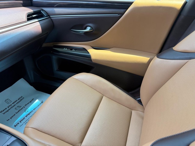 Lexus ES Vehicle Image 22