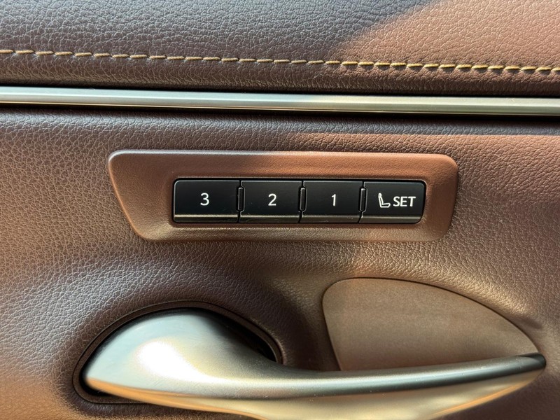 Lexus ES Vehicle Image 24