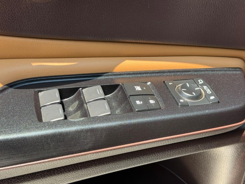 Lexus ES Vehicle Image 25