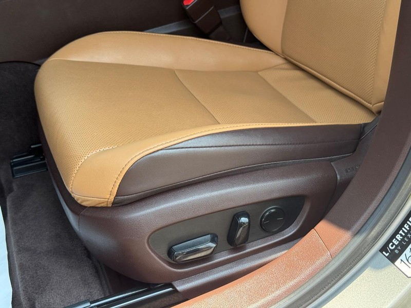 Lexus ES Vehicle Image 26