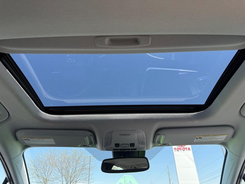 Toyota Prius Vehicle Image 11